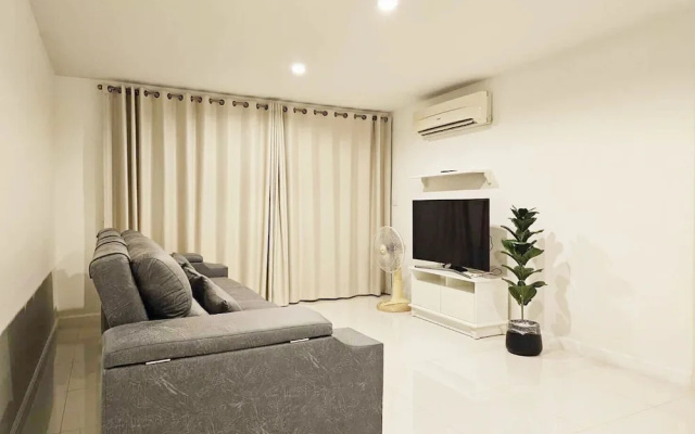 Modern 2-bedroom Condo With Ocean and Pool Views in Cha-am