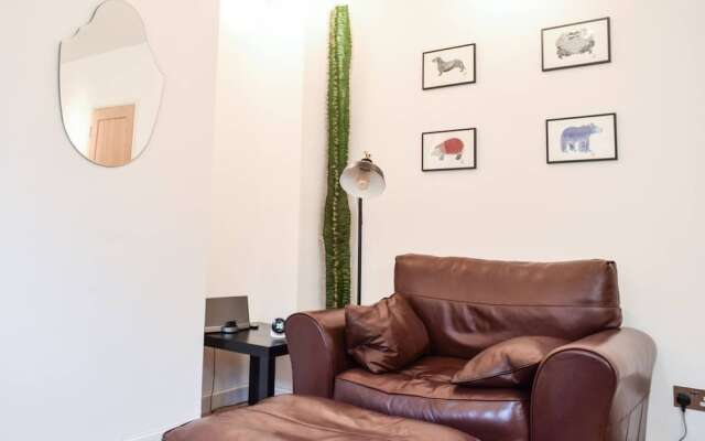 Отель Stylish 1 Bedroom Near London Bridge комната для гостей