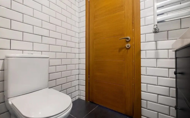 Flat with Balcony near Bull Statue in Kadikoy