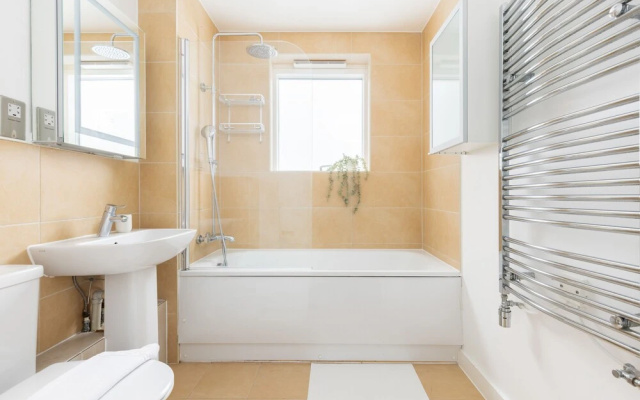 Luminous 2 Bed Balcony Flat in Islington
