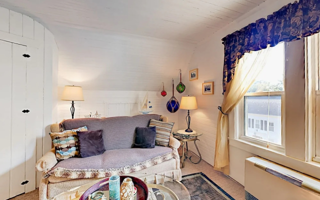 Romantic Crowâ€™s Nest Hideaway 1 Bedroom Apts