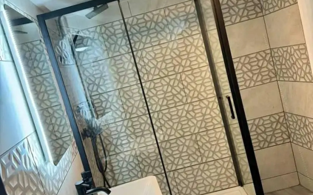 Elegant 2-bedroom Apartment Near City Centre