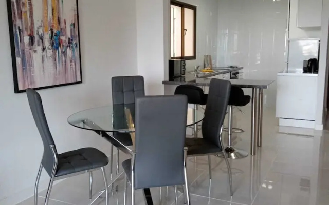 Impeccable 2-bed Apartment Ecuador, Los Claveles