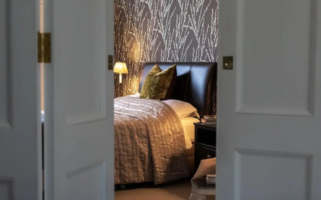 Light-filled Period Apartment - Central Bath