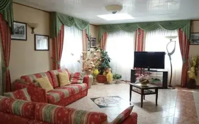 Hotel Holiday House