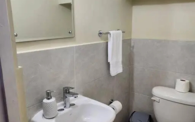 Cozy 2BR Townhome Near Airport-6 Mins Drive
