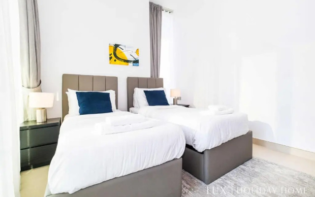 LUX Contemporary Suite with Full Marina View 6