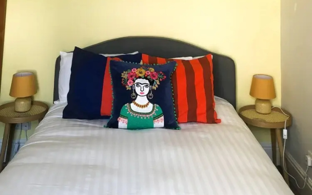 Cheerful 2 Bedroom Family Home With Private Garden