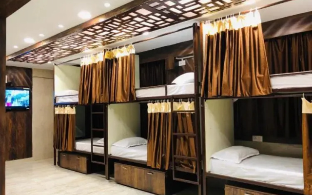 Hotel Orchid Inn (male only)