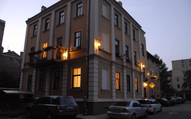 Отель Knights Court Guest House вид на фасад