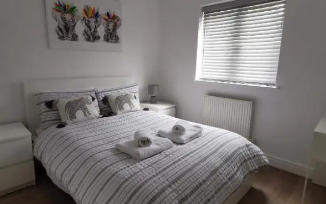 3 Bed Holiday Home in Llandeilo with Log Burner