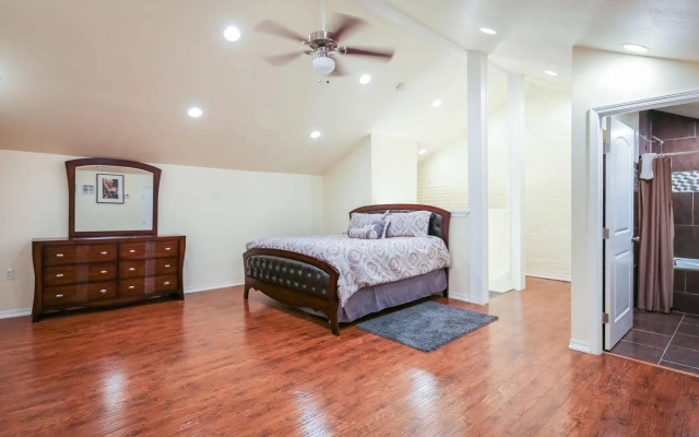 Downtown Spacious Suites by Hosteeva