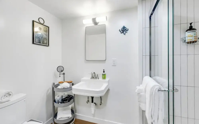 Bright 1BR Near UW & Local Parks