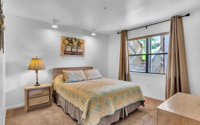 Relaxing Royale 2 Bedroom Condo by Redawning