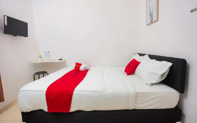 RedDoorz near Plaza Araya 2