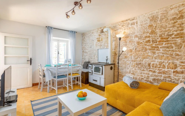 Beautiful Home in Divsici With Wifi and 4 Bedrooms