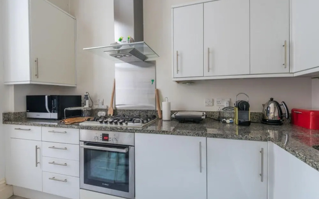 Lovely Chelsea Home Near the Thames by Underthedoormat