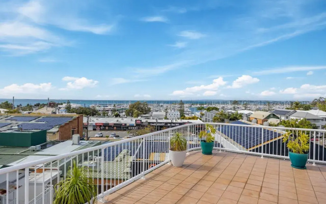 Stylish 4-bed Townhouse With Panoramic Ocean Views