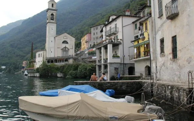 Terrace directly on Lake Como