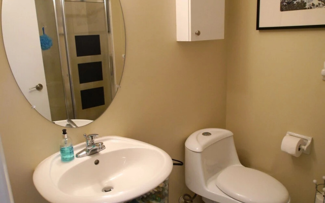 Gorgeous 1BR Condo at Eaton Centre