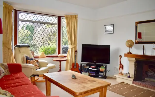 Three Bedroom Home With Garden in Brighton