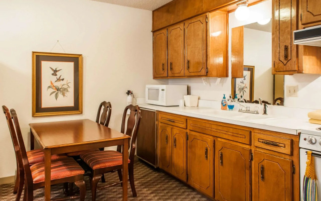 Econo Lodge Eagle Nest