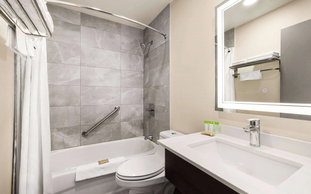 Super 8 by Wyndham Sarnia ON