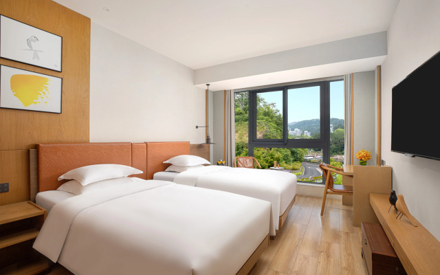 voco Thousand Island Lake by IHG
