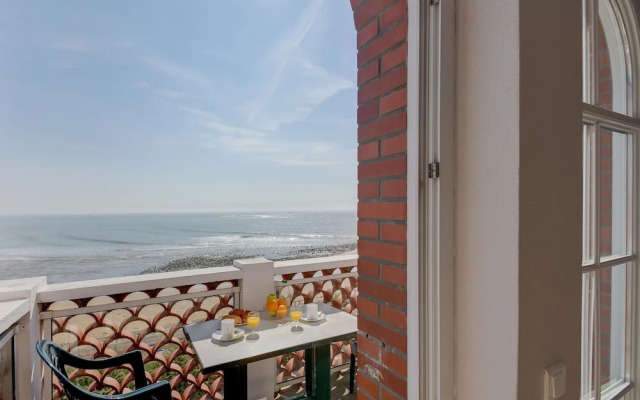 Seaside Apartment for 6 in Loire