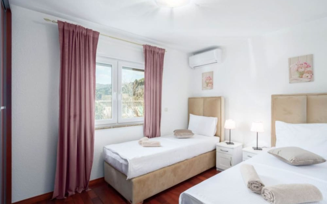 Guest House Matana Pomena National Park