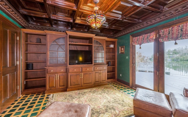 Magnificant & Private Lakefront 5 Bedroom Home