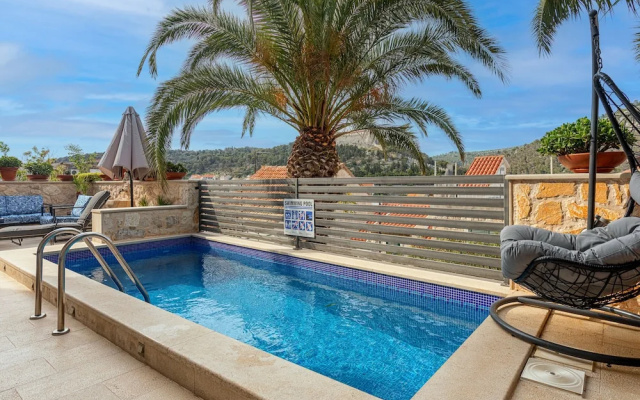 Villa Capitis in the Centre-Central Luxury Escape with Swimming Pool
