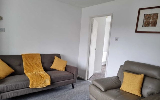 Charming 3-bed House in Leigh Siddow Common