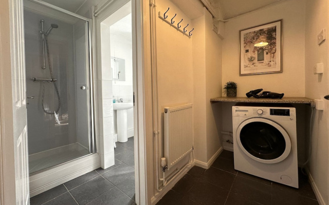 Spacious 5 Bedroom With 4 Baths Off-road Parking