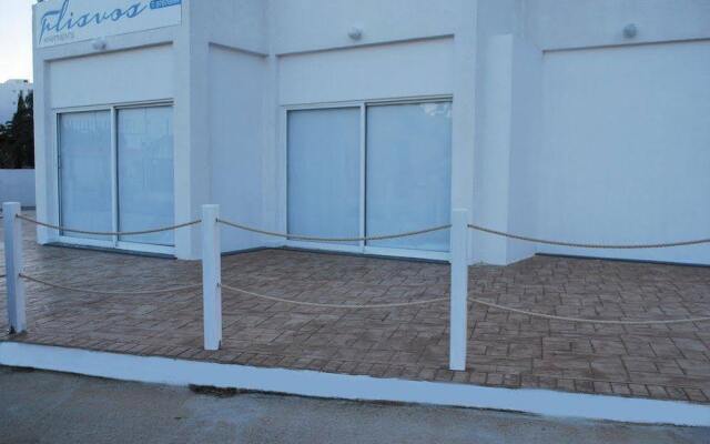 Отель Flisvos Beach Apartments Кипр, Протарас - отзывы, цены и фото номеров - забронировать отель Flisvos Beach Apartments онлайн спортивное сооружение