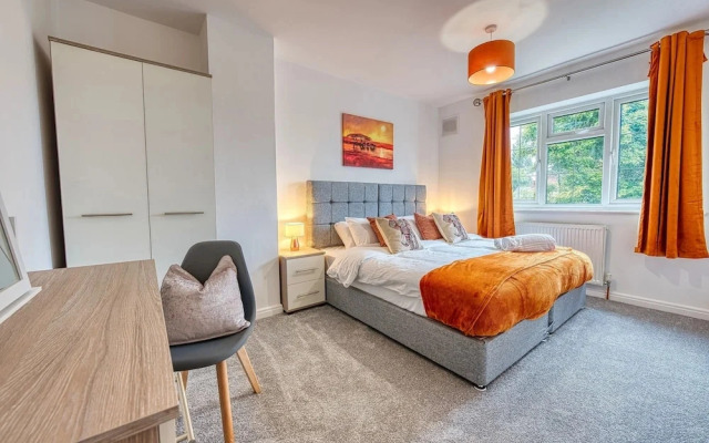 Modern 3BR House Wednesbury Garage