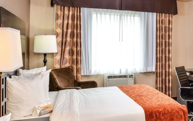 Отель Clarion Pointe