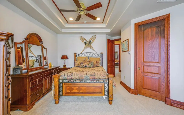 Waterfront Stunner: Effortless Elegance in Naples!