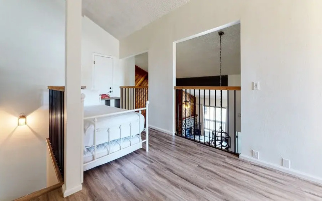 Crestview #2 - Close to The Village, Near Year-round Outdoor Activities