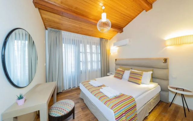 Mesmerizing Hotel Room Near Hadrian s Gate