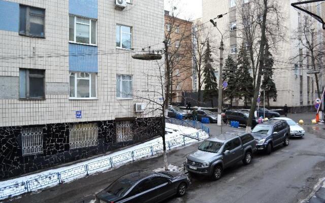 Гостиница Best KievApartment on 21/8 Malopodvalnaya str. парковка