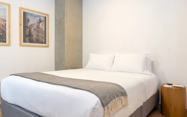 Lovely 3 BR w Balcony in Laureles Medellin