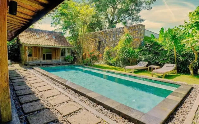 WAHYU Joglo Pool Seminyak Honeymoon Oasis