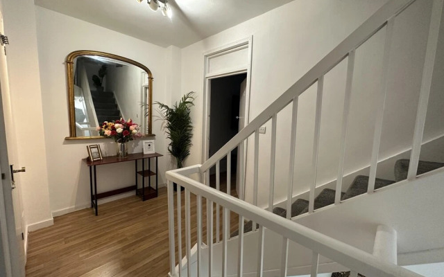 Gorgeous 4 Bedrooms, 5-baths House Central London