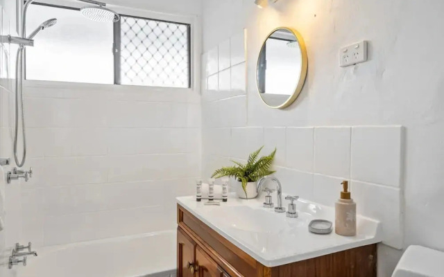 Chic 2-bed Cabin-style Home by Mooloolaba Beach