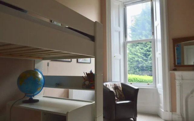 3 Bedroom Family Flat in Newington With Garden