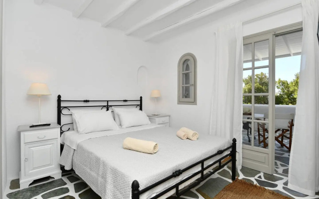 Santa Flora 3 Bedroom House – Parikia’s Edge