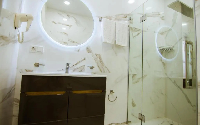 Deluxe Triple room · Victoria Inn Tbilisi Hotel — photo 3
