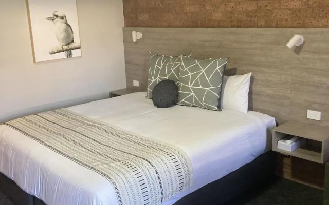 Hamilton's Henry Parkes Motor Inn, Parkes