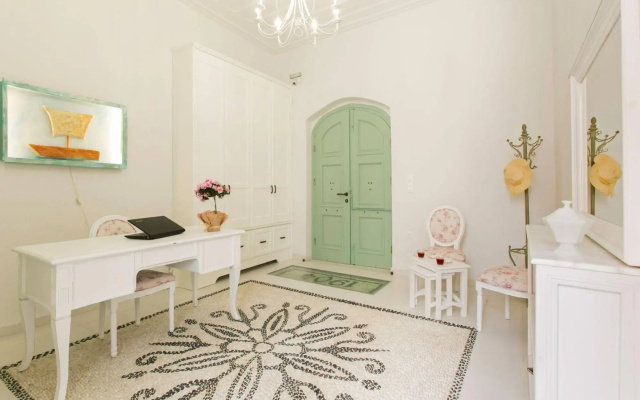 Efchi Suites 1904